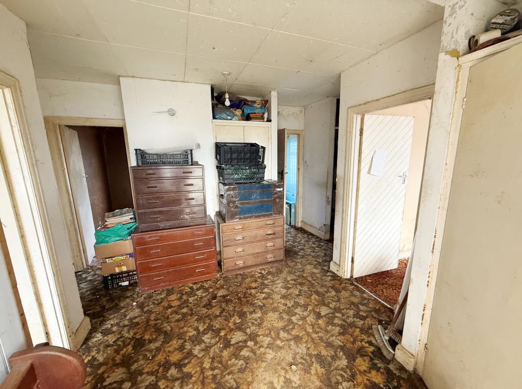 Lot: 110 - DETACHED BUNGALOW FOR IMPROVEMENT - Entrance hall